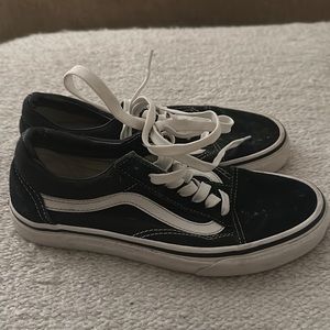 Old Skool sneakers in black and white - women’s 7, men’s 5.5